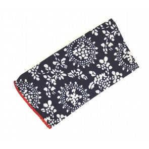 Pañuelo de Algodon Marino Estampado Flores Blancas 23x23cm