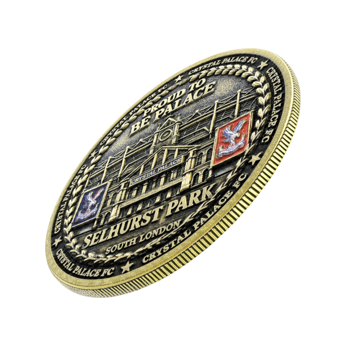 Vista inclinada de la moneda con Selhurst Park y borde estriado.
