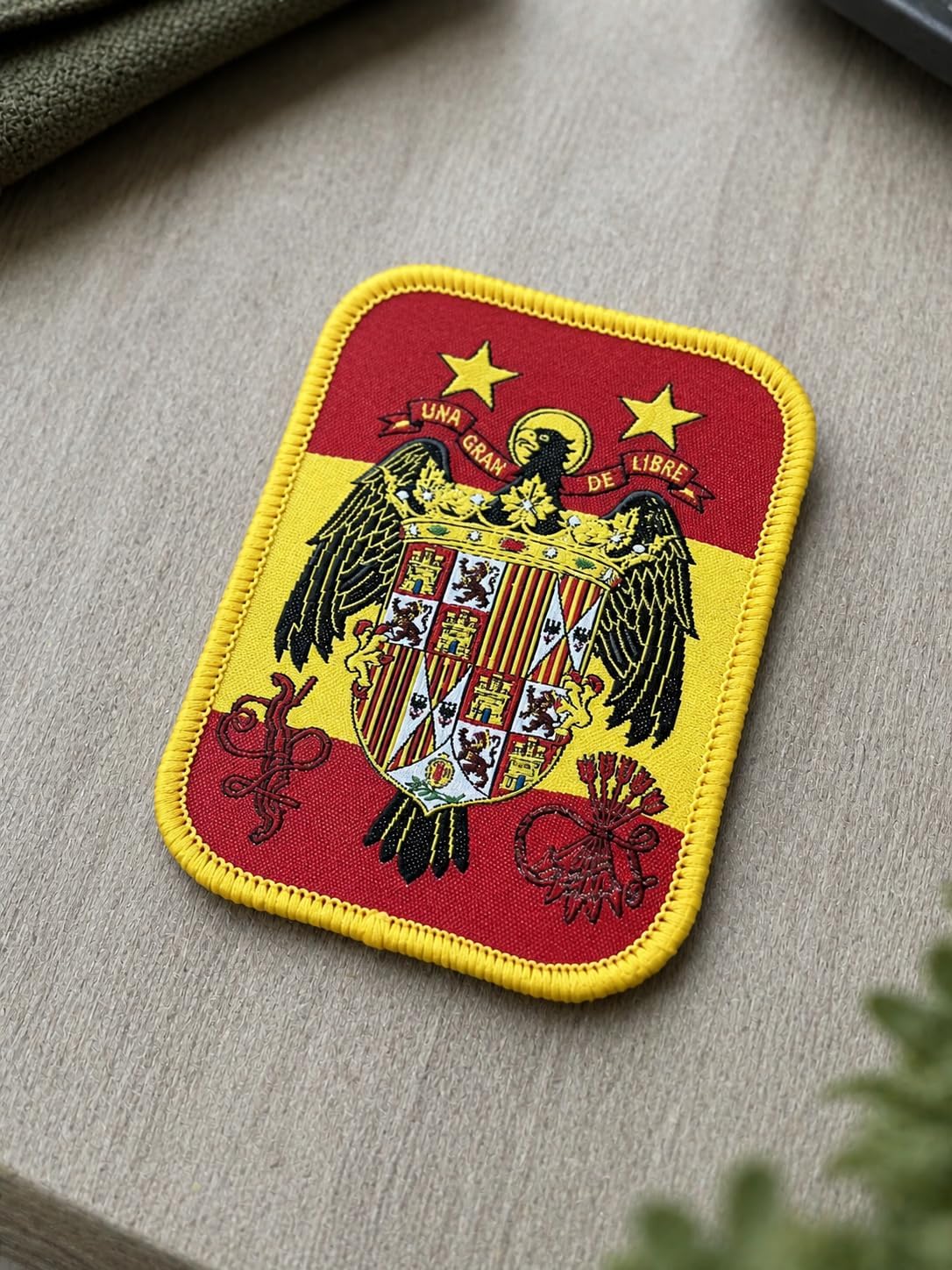 Parche Selección España Águila de San Juan con 2 Estrellas Bordado Woven 80x60 mm - Borde Amarillo, Hook and Loop, Para amantes del coleccionismo, Parche de fútbol