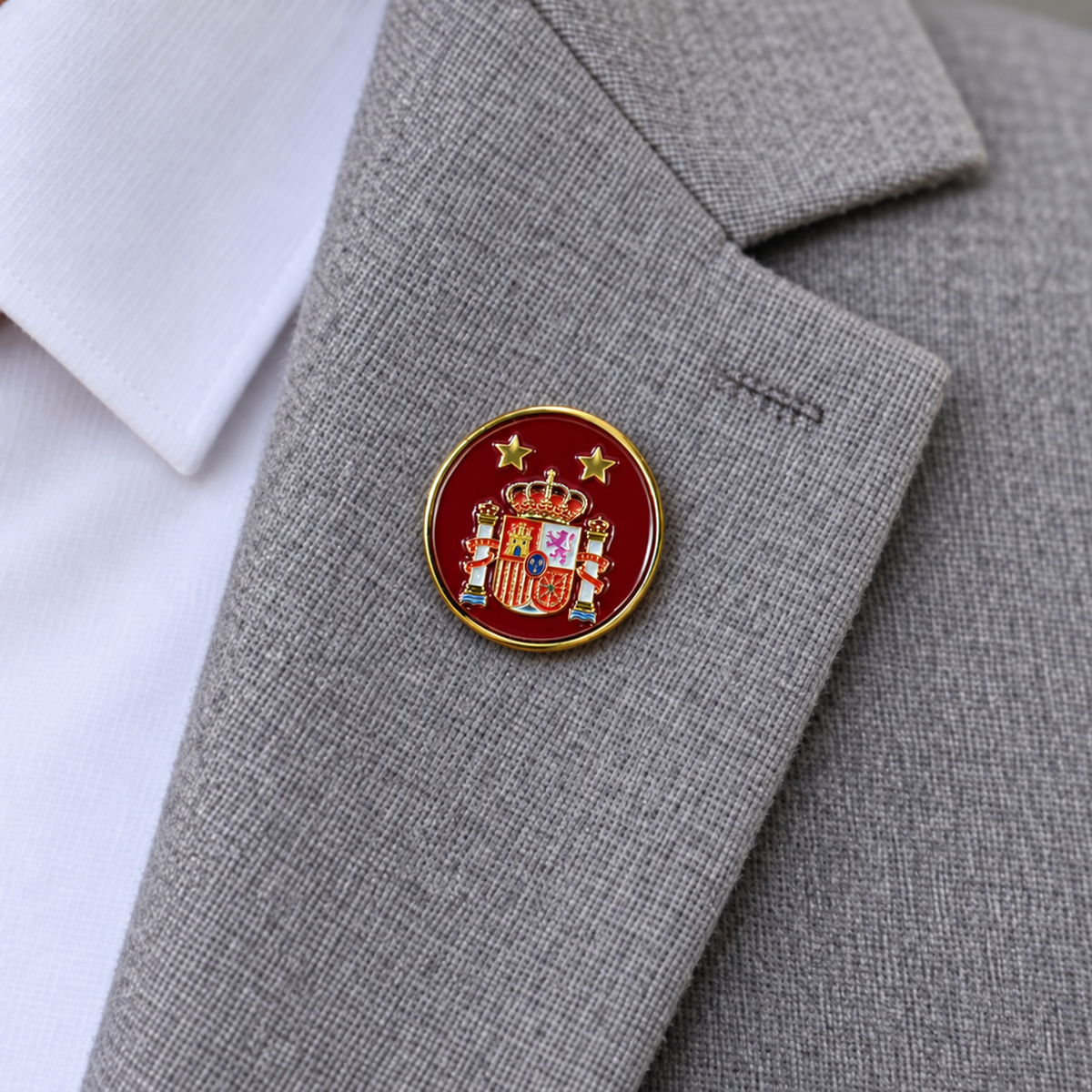Pin de Solapa Esmaltado España con escudo constitucional y dos estrellas — Acabado dorado