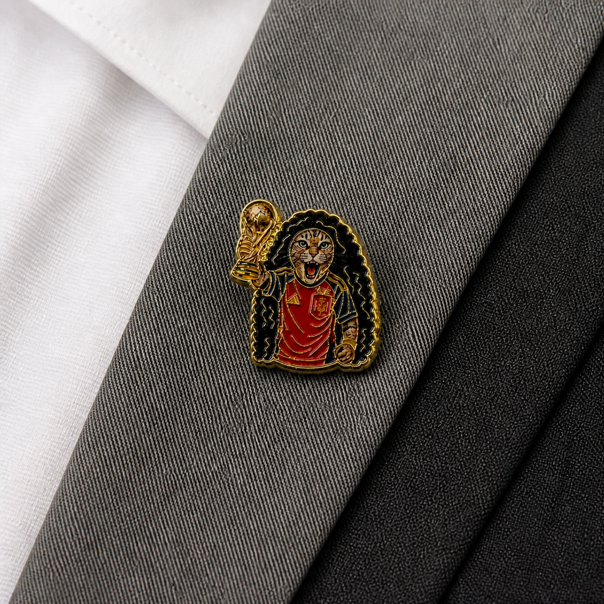 Pin de Solapa Esmaltado del Gato Cucurella con Uniforme de Fútbol Español. Pines de fútbol, pines de equipos de fútbol español