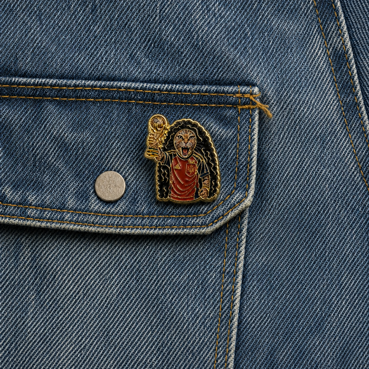 Pin de Solapa Esmaltado del Gato Cucurella con Uniforme de Fútbol Español. Pines de fútbol, pines de equipos de fútbol español