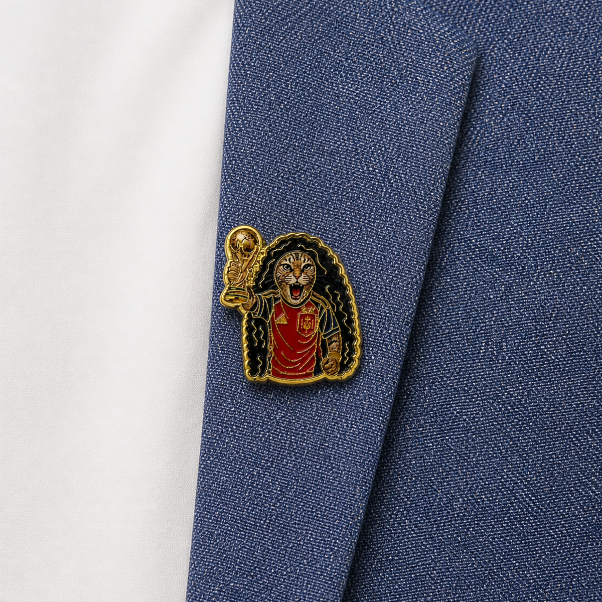 Pin de Solapa Esmaltado del Gato Cucurella con Uniforme de Fútbol Español. Pines de fútbol, pines de equipos de fútbol español