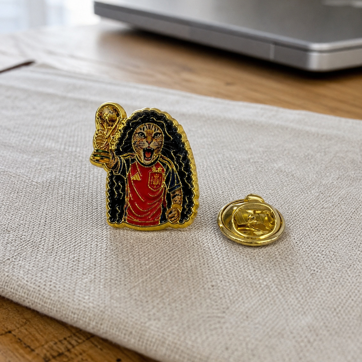 Pin de Solapa Esmaltado del Gato Cucurella con Uniforme de Fútbol Español. Pines de fútbol, pines de equipos de fútbol español