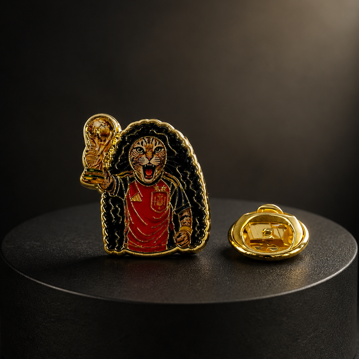 Pin de Solapa Esmaltado del Gato Cucurella con Uniforme de Fútbol Español. Pines de fútbol, pines de equipos de fútbol español
