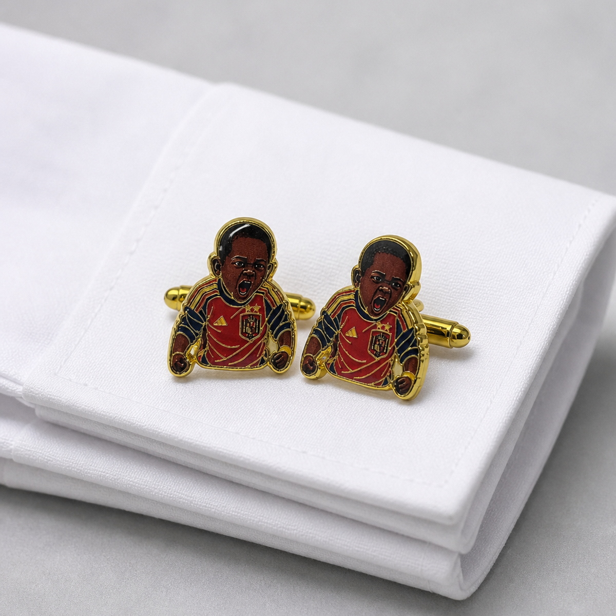 Gemelos de Camisa Divertidos Aficionado Futbol Keyne Gritando Hemano Pequeño Selección Española - Accesorios Traje Latón Dorado y Esmalte 1,7x2cm - Regalo Original para Hombres Colección