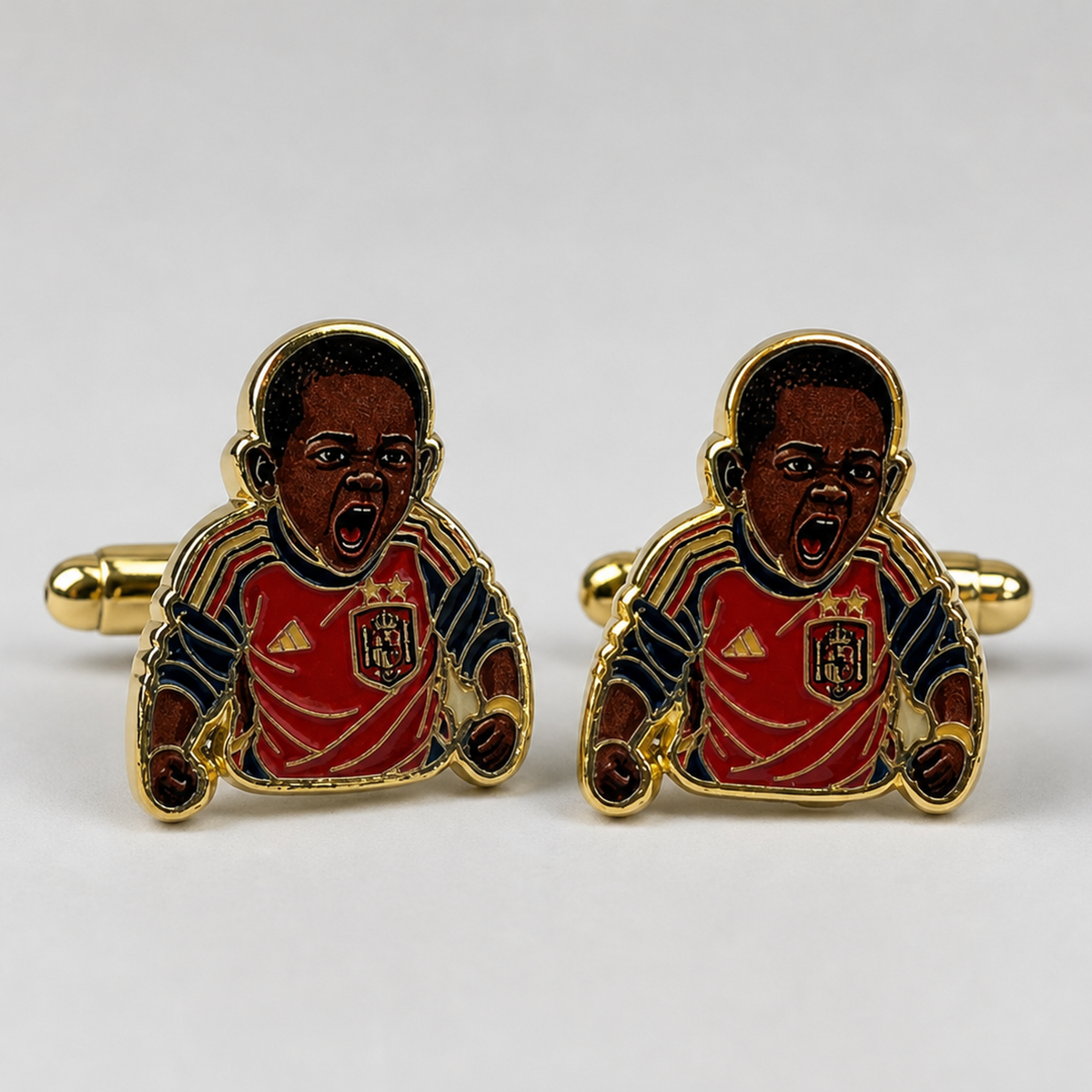Gemelos de Camisa Divertidos Aficionado Futbol Keyne Gritando Hemano Pequeño Selección Española - Accesorios Traje Latón Dorado y Esmalte 1,7x2cm - Regalo Original para Hombres Colección