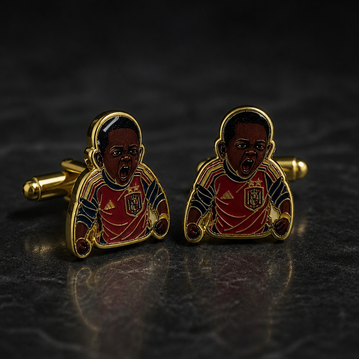 Gemelos de Camisa Divertidos Aficionado Futbol Keyne Gritando Hemano Pequeño Selección Española - Accesorios Traje Latón Dorado y Esmalte 1,7x2cm - Regalo Original para Hombres Colección