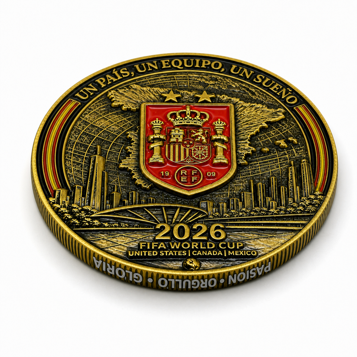Moneda con escudo de España y lema Un país, un equipo, un sueño, sobre fondo blanco.