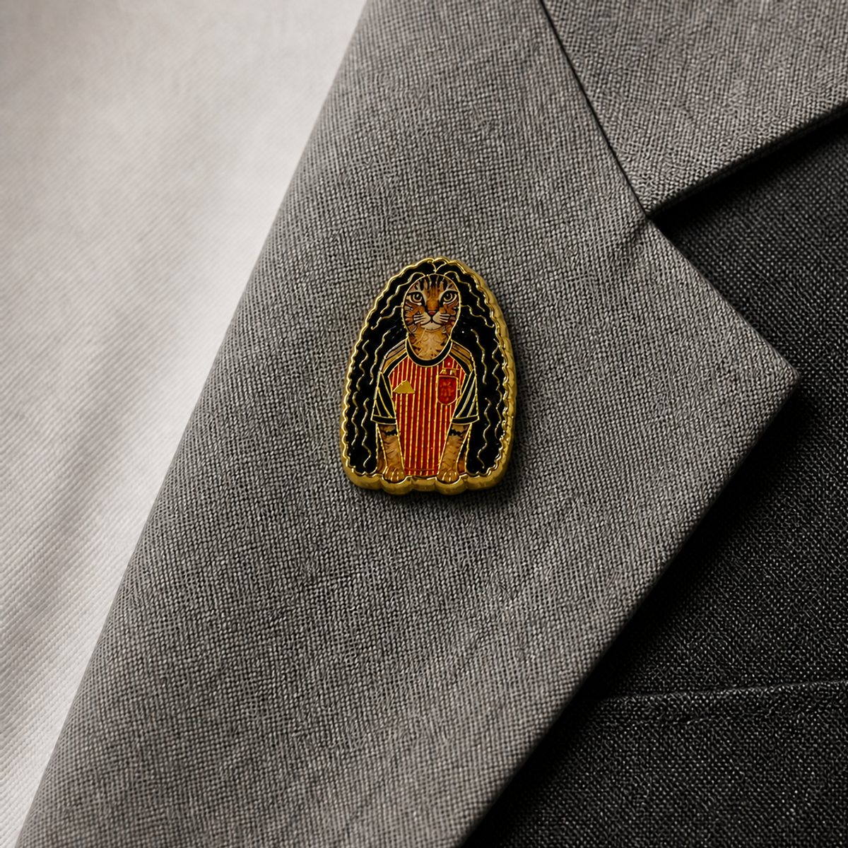 Pin de Solapa Esmaltado Gato Cucurella con Uniforme de Fútbol Español. Pines de fútbol, pines de equipos de fútbol español