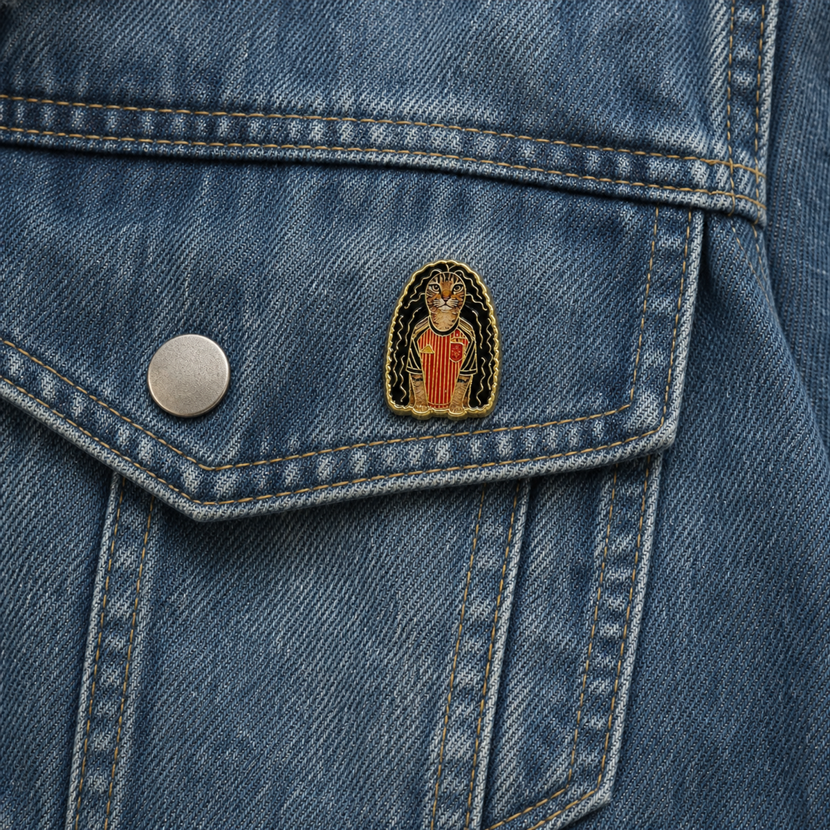 Pin de Solapa Esmaltado Gato Cucurella con Uniforme de Fútbol Español. Pines de fútbol, pines de equipos de fútbol español