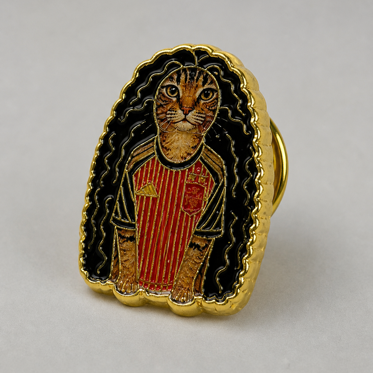 Pin de Solapa Esmaltado Gato Cucurella con Uniforme de Fútbol Español. Pines de fútbol, pines de equipos de fútbol español