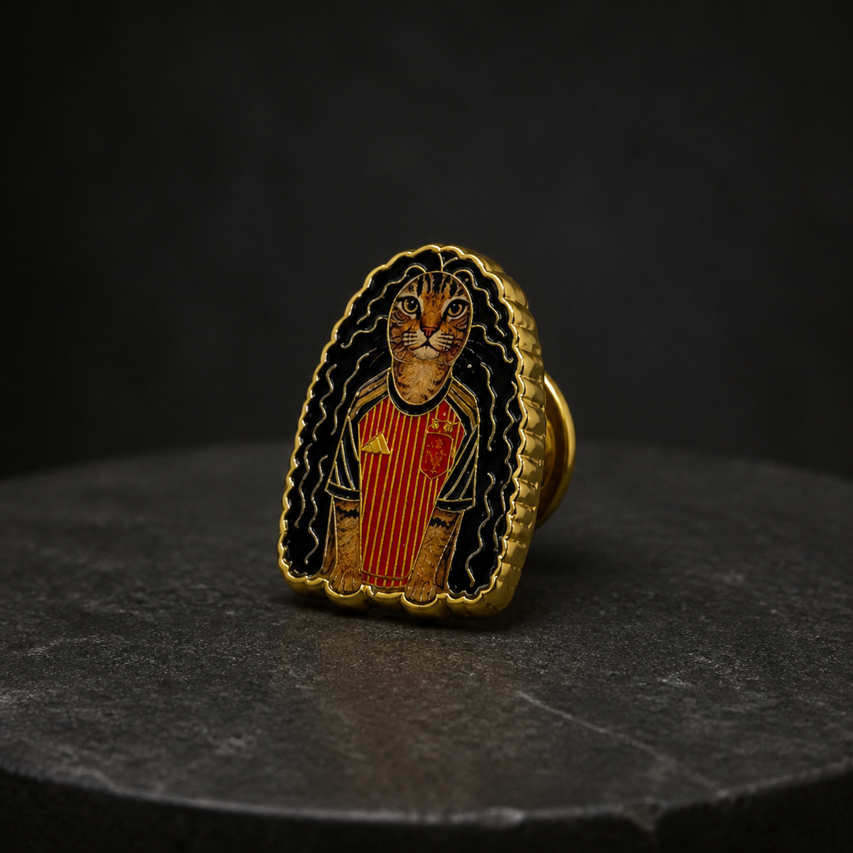 Pin de Solapa Esmaltado Gato Cucurella con Uniforme de Fútbol Español. Pines de fútbol, pines de equipos de fútbol español