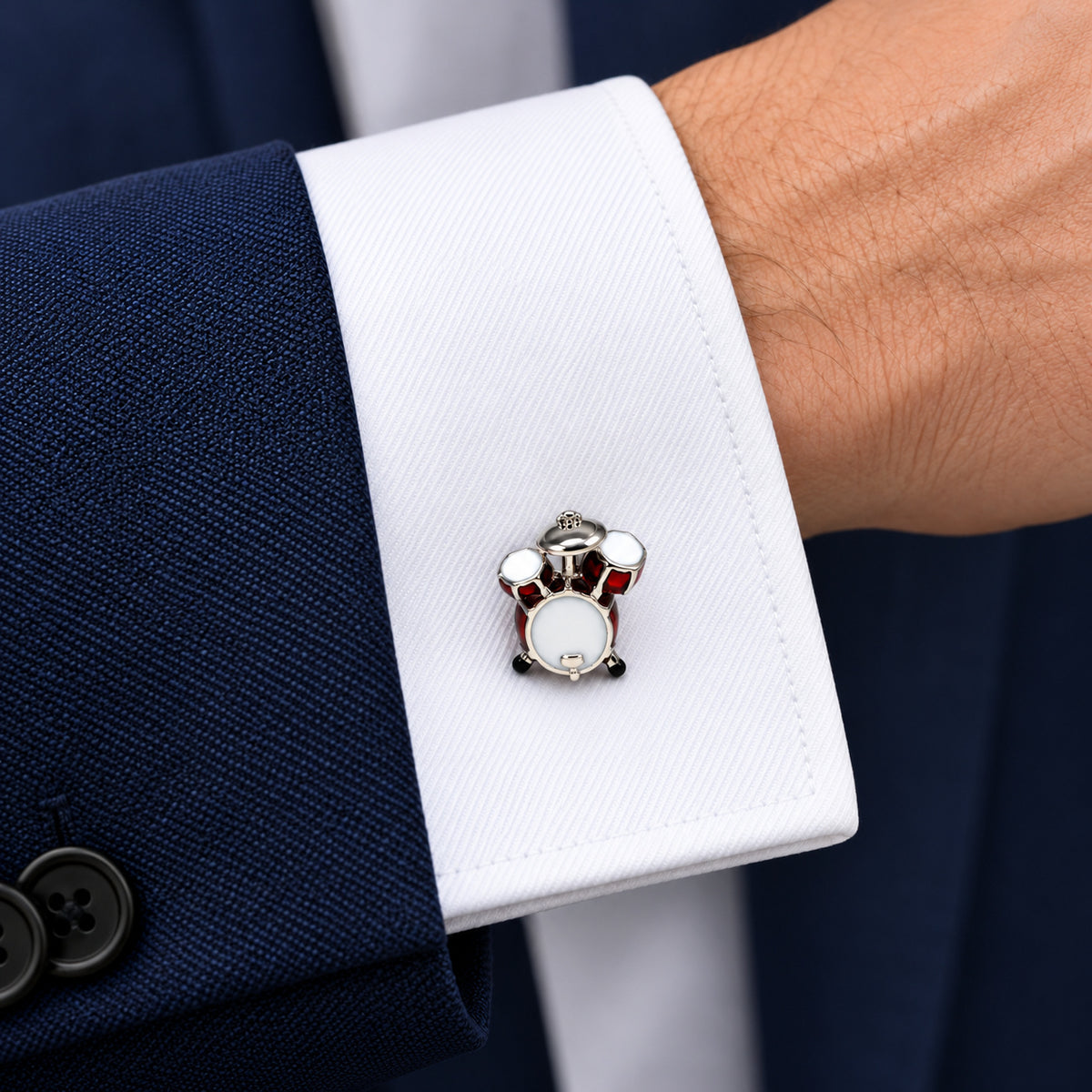 Gemelos Batería Musical Esmaltada. Un gemelo en el puño blanco de una camisa.