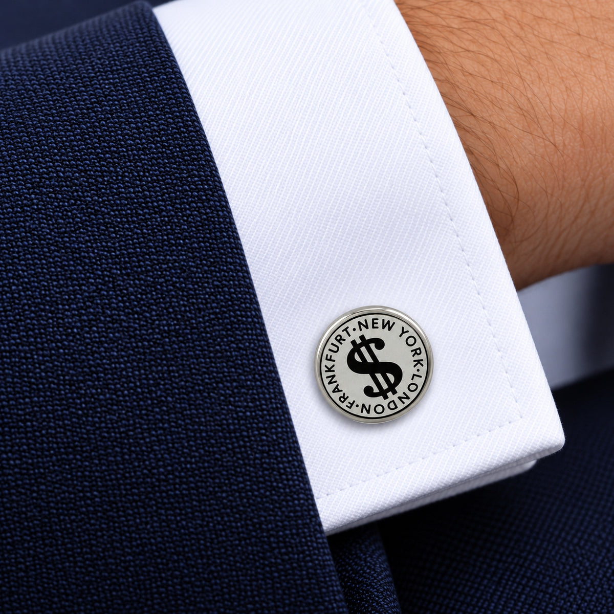 Bolsa y dólar: Gemelo en puño de camisa blanca