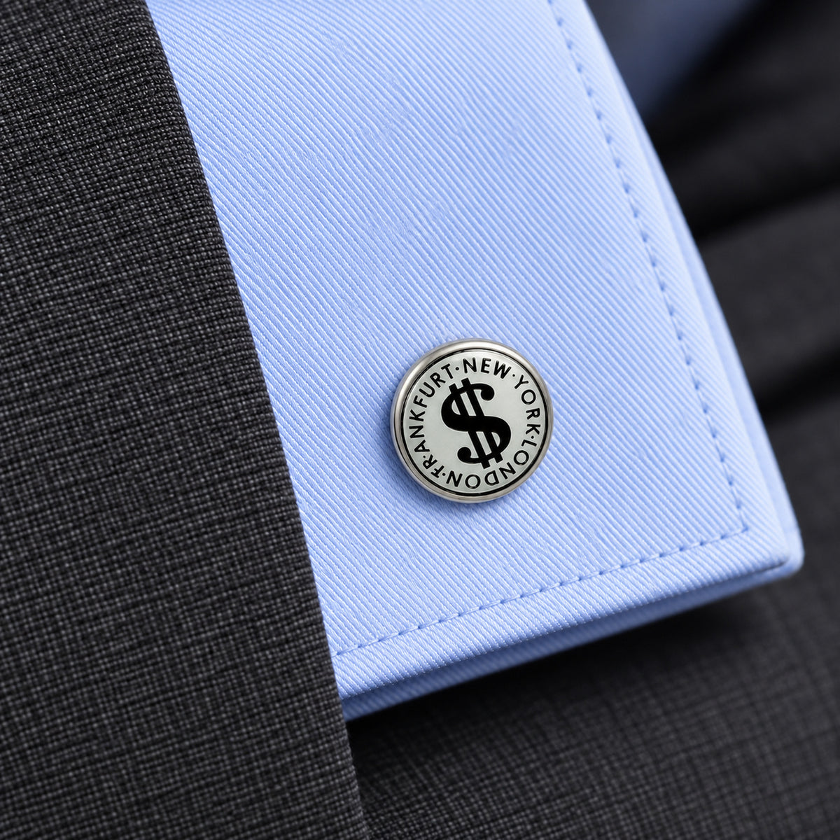 Bolsa y dólar: Gemelo en puño de camisa azul claro