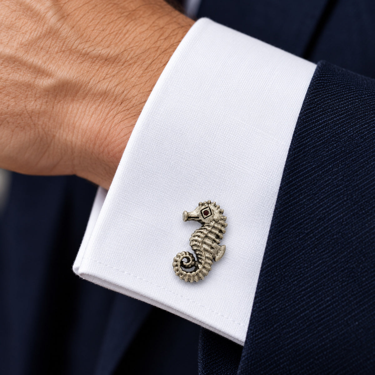 Caballito de mar: Gemelo en puño de camisa blanca