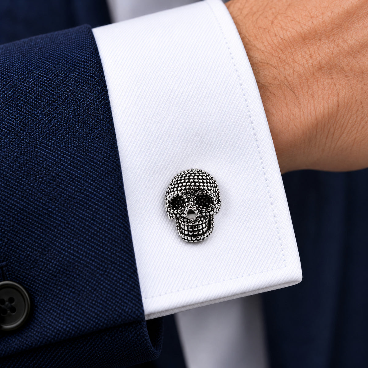 Gemelos para camisa Calavera Black and Steel Dotted. Un gemelo en el puño blanco de una camisa.