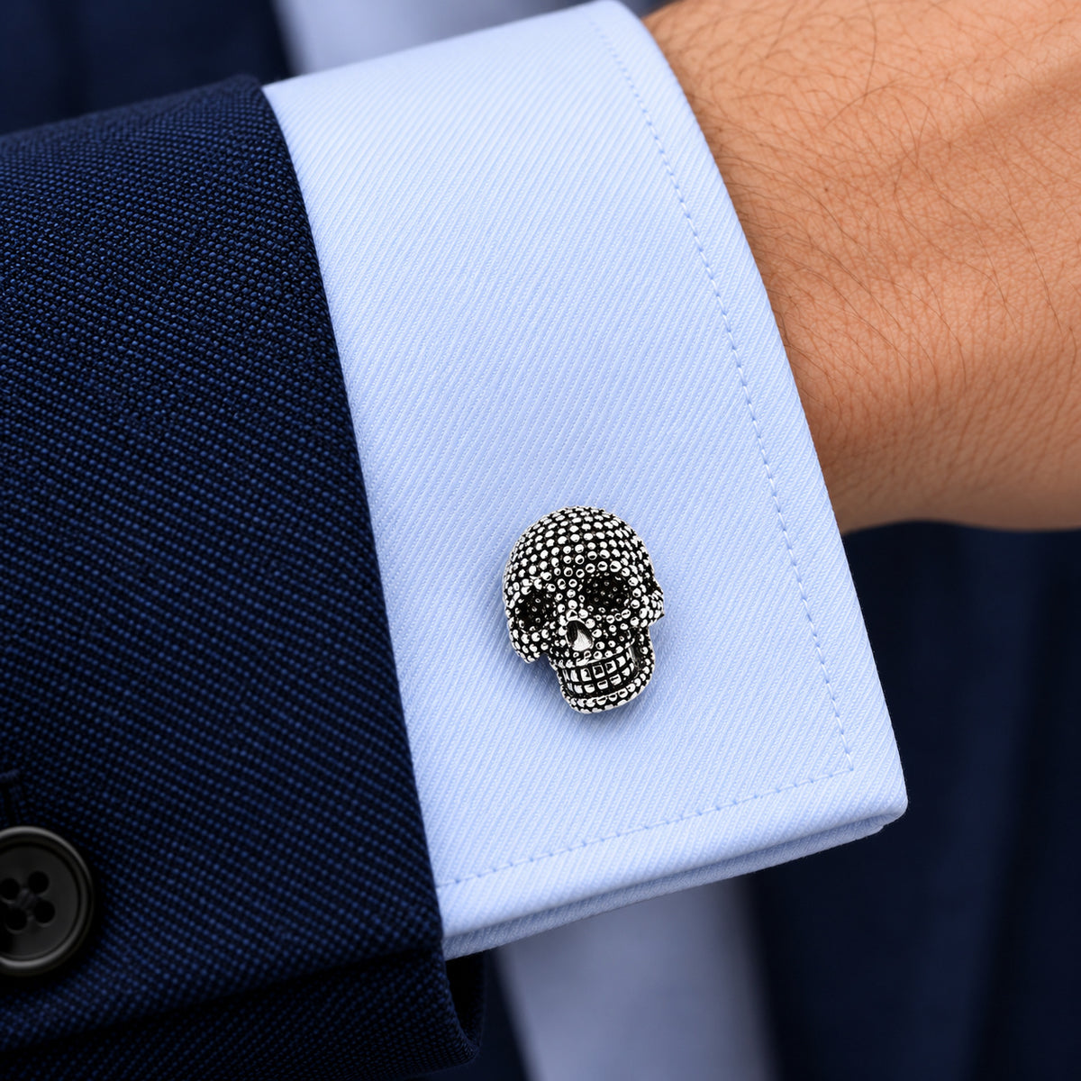 Gemelos para camisa Calavera Black and Steel Dotted. Un gemelo en el puño azul claro de una camisa.