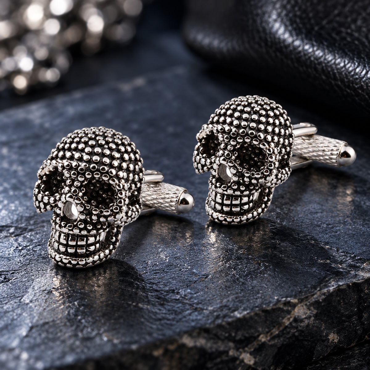 Gemelos para camisa Calavera Black and Steel Dotted. Par en una escena inspirada en su diseño.