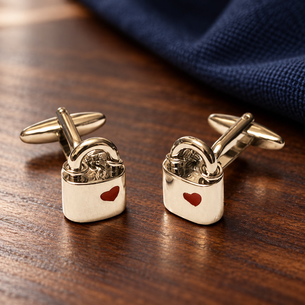 Candado con corazón: Par sobre mesa de madera