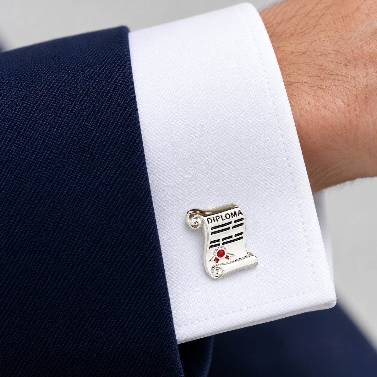 Diploma de graduación: Gemelo en puño de camisa blanca