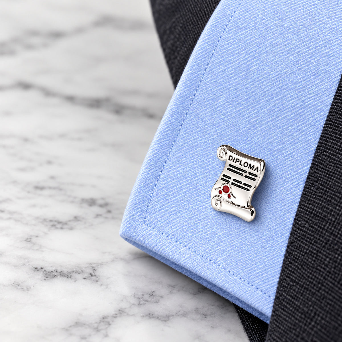 Diploma de graduación: Gemelo en puño de camisa azul claro