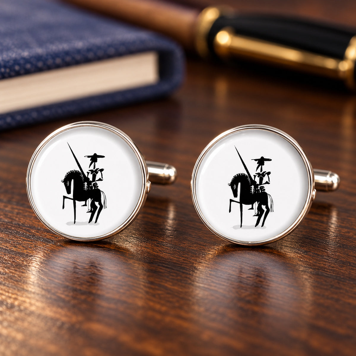 Gemelos Magglass Don Quijote de la Mancha. Par sobre una mesa de madera.