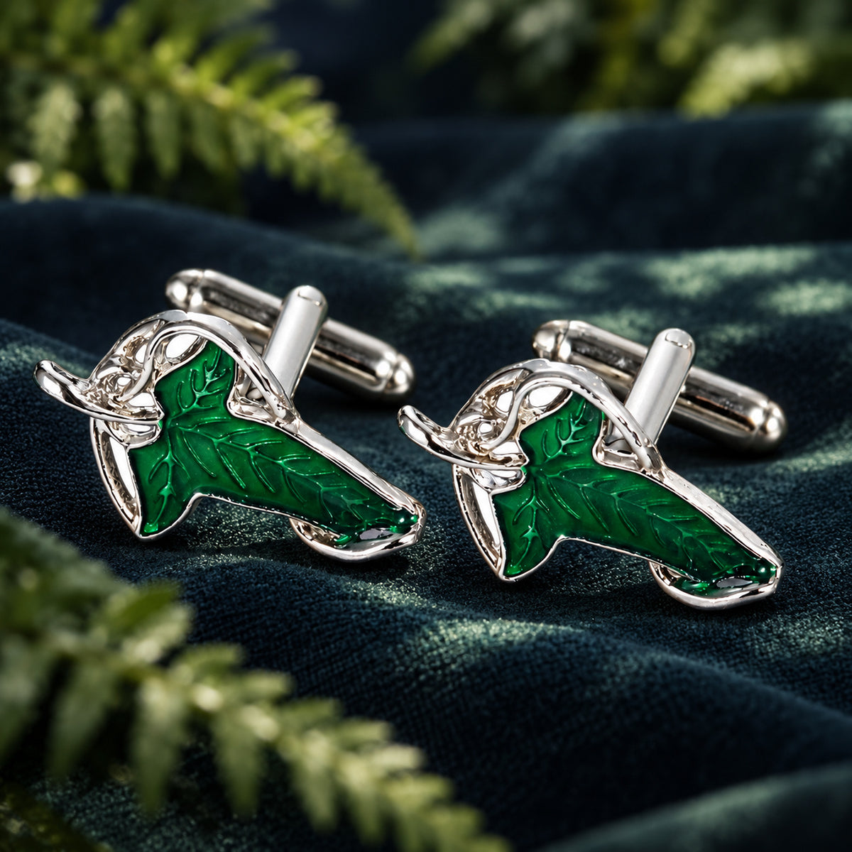 Gemelos de Camisa Hoja de Lorien Esmaltada 2,7 x 1,6 cm. Par en una escena inspirada en su diseño.
