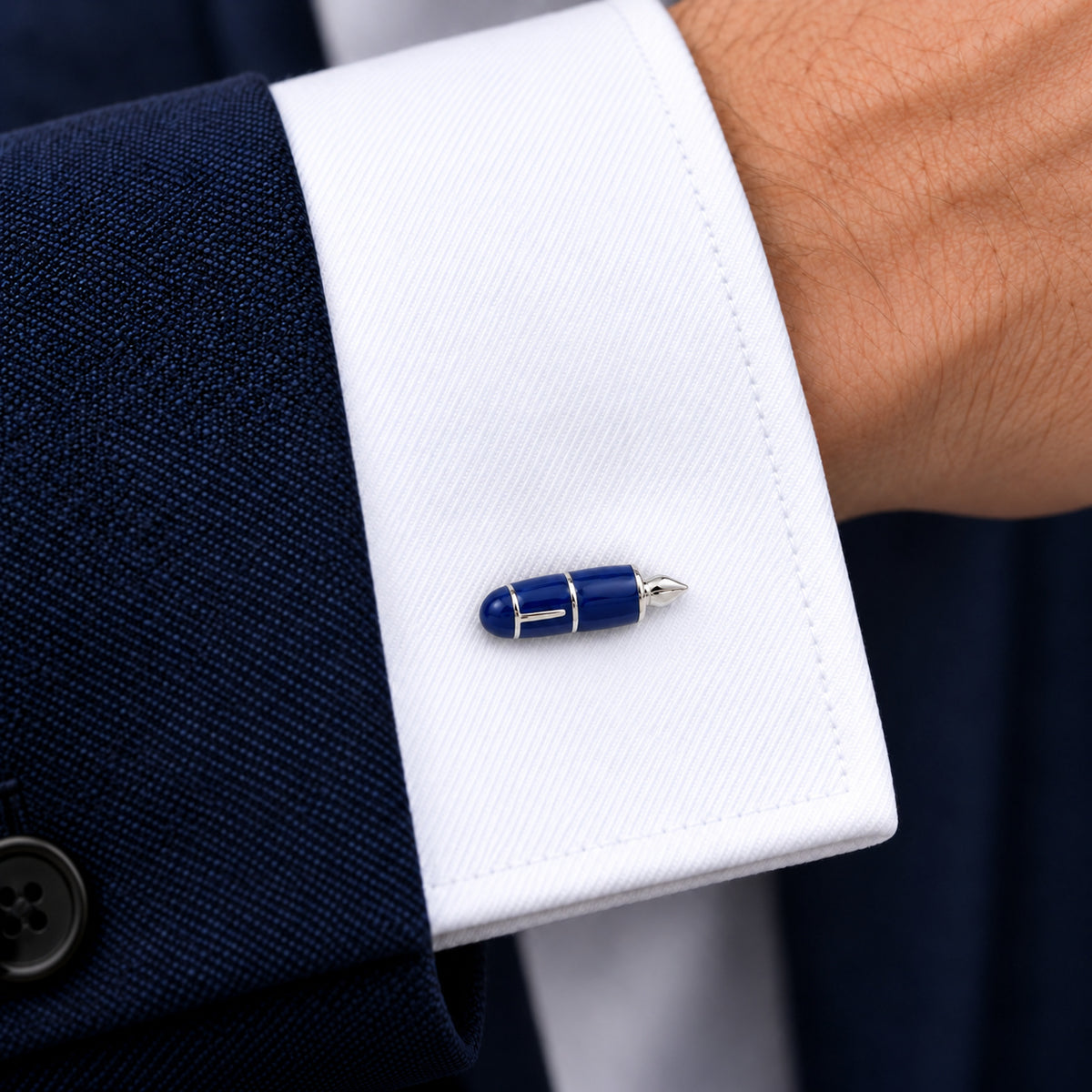 Gemelos Pluma Estilográfica Azul. Un gemelo en el puño blanco de una camisa.