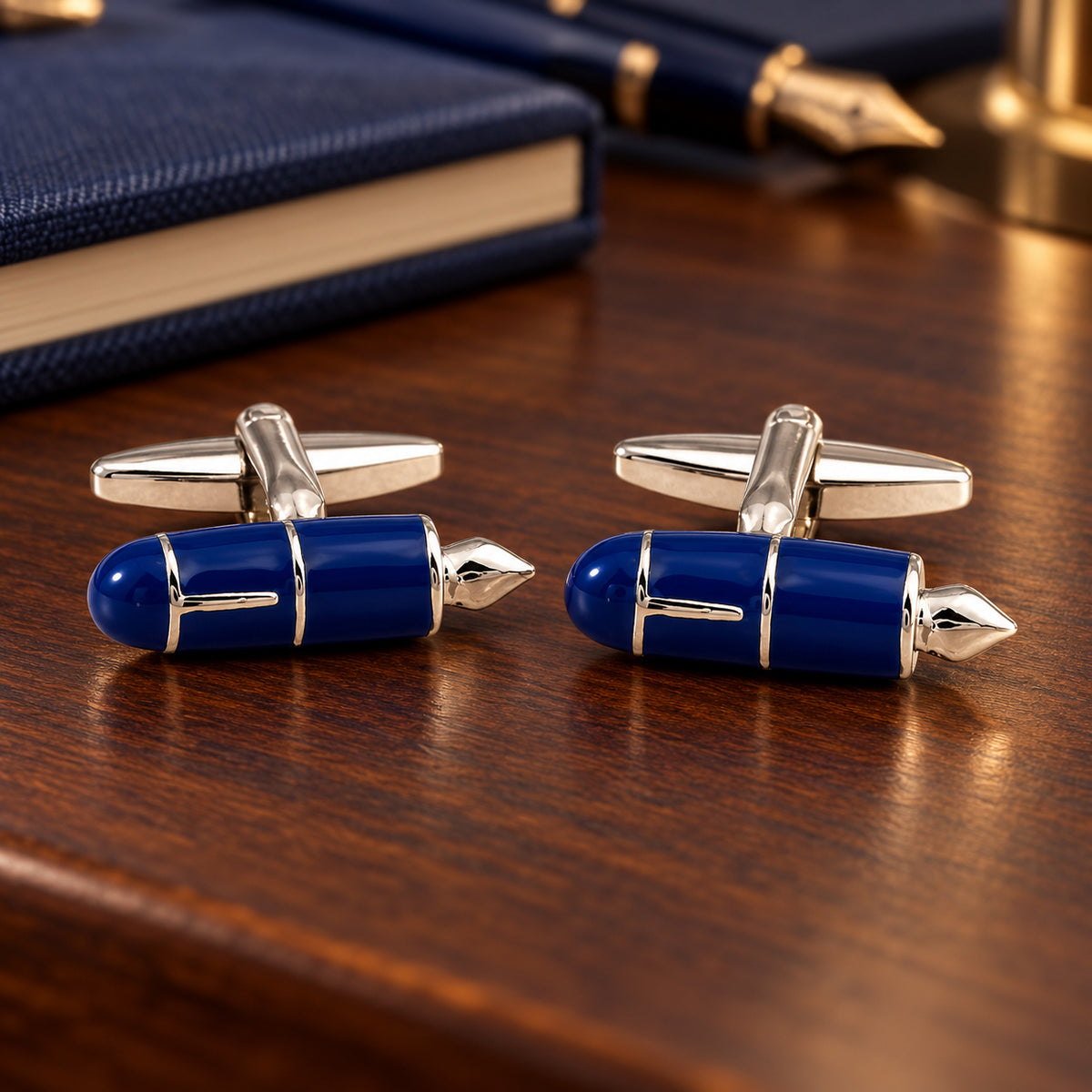 Gemelos Pluma Estilográfica Azul. Par sobre una mesa de madera.