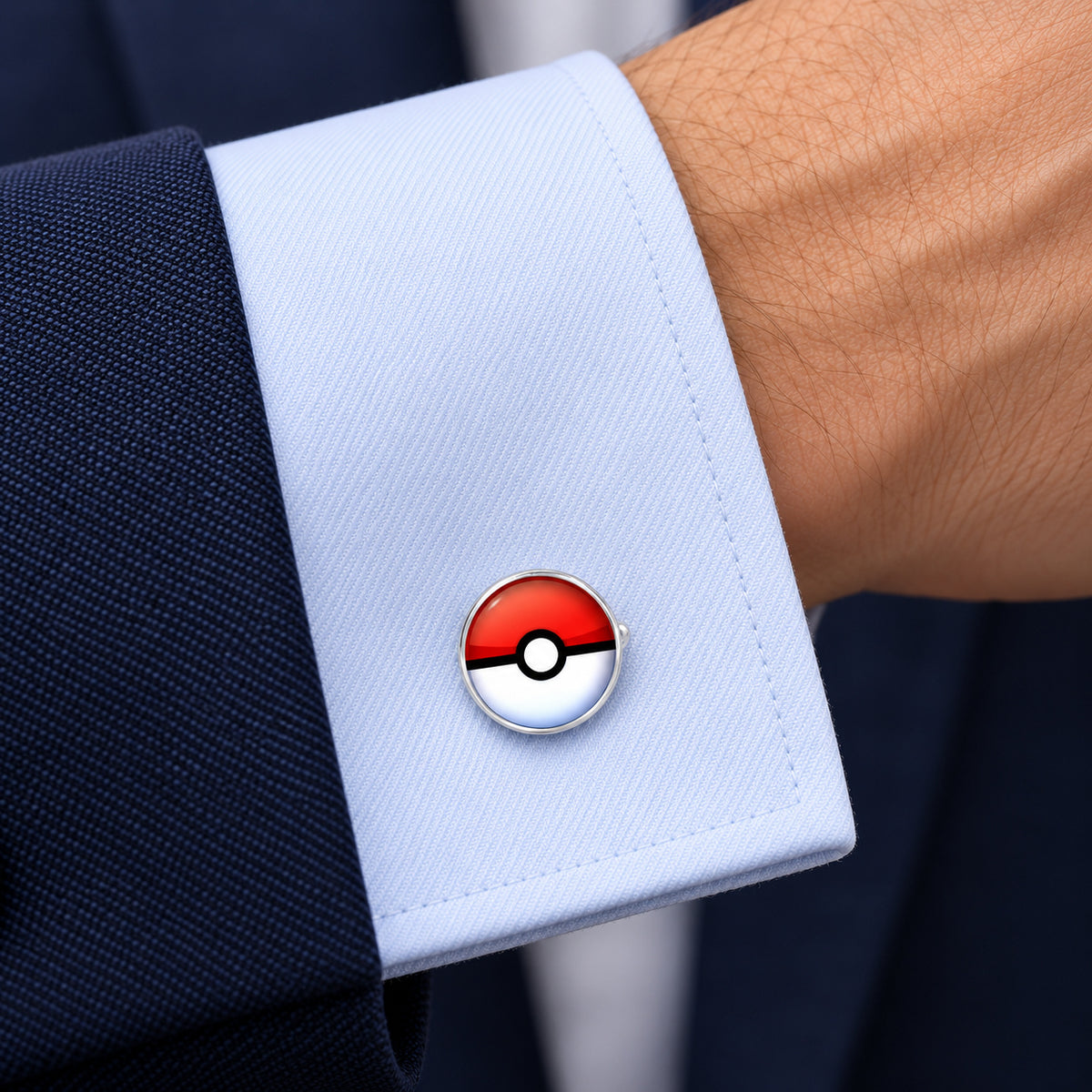 Gemelos Pokémon GO. Un gemelo en el puño azul de una camisa.