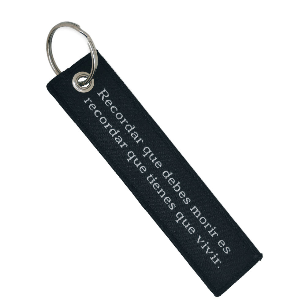 Llavero de Tela bordado a doble cara con Frase Memento Mori 13 x 3 cm (ESPAÑOL)
