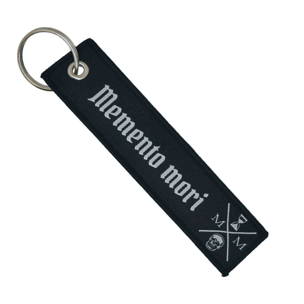 Llavero de Tela bordado a doble cara con Frase Memento Mori 13 x 3 cm (ESPAÑOL)