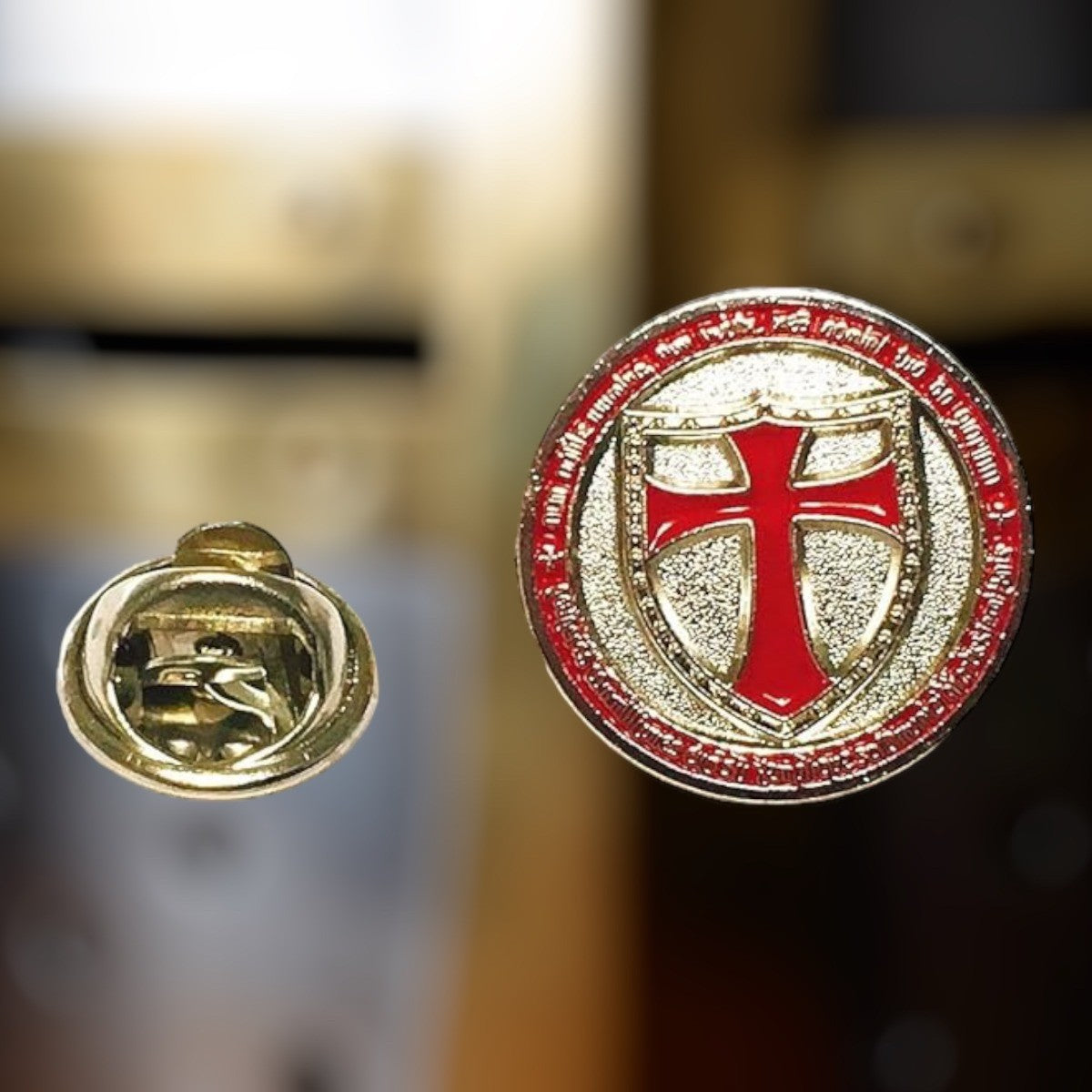 Pin de Solapa Redondo con Escudo Cruz Templaria en Rojo